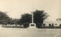 Bobo-Dioulasso, la place Laurent-Champrosay, vers 1950 – Cette place porte le nom du capitaine Jean-Claude Laurent-Champrosay (1908-1944),  qui servit comme chef d’une batterie au 6e RAC (Régiment d’artillerie coloniale) en Haute-Volta, qui rallia la France Libre en juin 1940 et qui devint le premier chef de l’artillerie de la 1re DFL (Division Française Libre qui est le pendant en Egypte de la 2ème DB réunie par Leclerc au Tchad). Il meurt tué par une mine le 18 juin 1944 en Italie.
